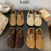 Zapatos de mujer tipo Birkenstock, completamente cerrados, con cubierta de piel, que aumentan la altura, colección otoño/invierno 2026, mocasines casuales sin cordones