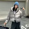 Chamarra Corta de Plumas con Capucha Color Caramelo para Mujer 2026 Invierno Nueva Versátil Casual Holgada Adelgazante Engrosada Chaqueta Acolchada
