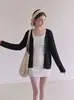 Elegante cardigã vintage de tricô com decote em V e detalhes vazados, peça de outer wear fina e macia para o outono