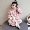 Conjunto de roupão de pelúcia listrado estilo coreano para meninas, nova coleção outono/inverno 2026, conjunto de duas peças moderno para meninas pequenas