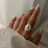 Conjunto de três anéis empilháveis vintage floral com estampa de leopardo e madrepérola, europeu e americano, transfronteiriço, moderno e único, banhado a ouro envelhecido para mulheres