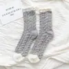 Calcetines de Terciopelo Coral para Mujer en Otoño e Invierno Espesados de Punto Medio hasta la Pantorrilla Calcetines para el Hogar Calcetines para Dormir Fabricante Venta al por Mayor
