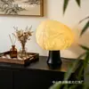Sofá de sala de estar de mediados de siglo moderno con lámpara de pie de diseño creativo, estudio estilo Zen, dormitorio, sala de té y lámpara decorativa de mesa