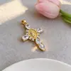 Colar Pingente Anjo Branco Deusa Cruz Micro-incrustado de Zircônia Estilo Europeu e Americano Design de Nicho com Cruz Cravejada de Diamantes