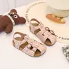 Sandálias Birkenstock para Meninas 2026 Primavera Novos Fofos Bebê Bico Fechado Sapatos de Princesa Infantis Macios Solado Sapatos de Praia para Exterior