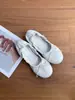 Sapatos baixos de bico redondo femininos 2026 verão novo versátil aumento de altura interna sapatilhas femininas laço sapatos de balanço