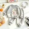 Conjunto de roupa para meninas estilo Ins, novo conjunto fofo de moletom com desenho + calça jogger para primavera e outono, conjunto infantil de duas peças soltinho estilo coreano