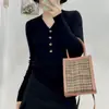 Blusa Básica de Tricô com Botões Dourados e Gola V Leve e Confortável 2025 Nova Versão Pura Outono/Inverno Manga Longa com Costura para Mulheres