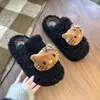 Zapatos peludos versátiles, modernos y lindos de gatito de dibujos animados para usar al aire libre en otoño e invierno, pantuflas de algodón cerradas para mujer, de meter, con suela gruesa
