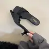Zapatos de tacón alto con punta cuadrada, bordados de encaje sexy estilo coreano para mujer, estilo elegante de socialité, tacón fino, punta abierta, sandalias de tacón de gato de una sola tira