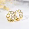 Brincos Cao Shi de Metal Vazado com Microincrustação de Zircônia Design de Fivela de Anel Brilhante Joias Personalizadas Joias da Moda de Luxo Leve