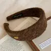 Faixa de Cabeça de Lã com Etiqueta Oval Dourada Letra Outono e Inverno Nova Faixa de Cabeça de Pelúcia de Coroa Alta Grampo de Cabelo Elegante de Alta Qualidade