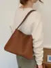 Bolso de mano retro minimalista de ante para mujer, nueva colección 2026, bolso de hombro para el día a día, bolso tipo cubo de gran capacidad, estilo transfronterizo