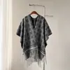 Chal de capa con flecos y estampado geométrico de diamantes en color burdeos, lujoso y de alta gama, bufanda gruesa para atuendos de viaje de otoño e invierno