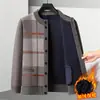 Chaqueta Cardigan Nueva para Hombres de Mediana Edad 2026 con Forro Polar y Espesamiento, Tejido de Punto Cuello Redondo, Ropa de Papá, Chaqueta Casual