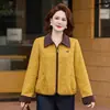 Roupa elegante de primavera e outono para mães: uma jaqueta curta color-block, com padrão jacquard, gola alta, um top moderno e um cardigã para mulheres de meia-idade e idosas