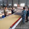 Máquina de laminação plana de painel de porta de chapa de alumínio com transferência de calor, rolo de cola automático, fabricante de equipamentos para laminação de material decorativo de painel de porta