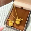 Latão com Alta Retenção de Cor Banhado a Ouro Esculpido Sorte e Prosperidade Pingente de Cabaça Escovada, Mesmo Estilo da Loja de Ouro, Pingente de Corrente para Suéter, Cor Dourada 24K
