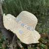 Foto estilo vacación en la playa junto al mar sombrero de paja floral azul y blanco para mujer versátil simple sombrero de protección solar sombrero de ala ancha de moda