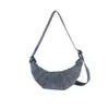 Bolso bandolera de mezclilla lavado, nuevo modelo 2026, bolso de hombro personalizado para mujer, bolso de media luna versátil de alta gama para el día a día