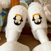 Pantuflas de Algodón con Pingüino Lindo, Estilo Hogareño Casual para Mujer, Nuevo Modelo Otoño/Invierno 2026, Versátiles para Usar en Exteriores, Zapatos Peludos Cálidos y Acogedores para el Hogar