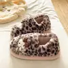 Lindas pantuflas de dibujos animados con estampado de leopardo y temática de gatos para estudiantes, con forro de felpa cálido, adecuadas para usar en casa y como zapatos posparto.