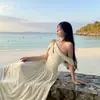 Vestido Longo Atmosférico Estilo Francês com Design Torcido em Um Ombro, Sexy e Sedutor, Cor Sólida Off-White em Malha Slim-Fit