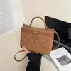 Bolso de mujer de alta gama, nuevo modelo 2026, bolso tipo caja intrincadamente bordado, elegante y versátil, con patrón de diamantes, moderno y de lujo ligero, bolso tipo caja