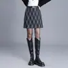 Falda casual versátil de estampado a cuadros estilo coreano para mujer, nueva colección otoño 2026, elegante y de corte ajustado, diseño que se ajusta a la cadera
