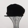 Moda coreana otoño e invierno gorra plana de ala ancha para mujer, gorra de artista versátil, gorra de vendedor de periódicos de gamuza de alta gama