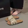 Pantuflas de perlas estilo coreano para mujer, para uso exterior en verano, nuevo modelo 2026, de aspecto de hada, inspiradas en Chanel, sandalias planas de playa a la moda