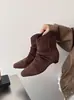 Botas de Caballero Estilo Retro para Mujer 2026 Otoño Nueva Llegada Tobillo Corto Tacón Grueso Aumento de Altura Versátiles Piel Mate Fruncidas Botas de Moda