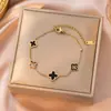 Europa y Estados Unidos pulsera de acero de titanio con trébol de cuatro hojas de aceite gota nueva transfronteriza para mujer lujo ligero moda alta gama nuevos adornos para la mano no se decoloran