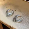 Brincos de Coração Geométrico Estilo Old Money de Metal para Mulheres, Brincos Únicos e de Alta Qualidade, Acessórios de Orelha Exagerados Estilo Férias na Praia