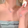 Dulce Collar de Flor de Cuatro Hojas Azul y Rosa para Mujer Nuevo Estilo 2025 Sencillo Lujo Ligero Diseño de Nicho Cadena para Clavícula de Gama Alta Accesorio