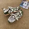 Zapatos de entrenamiento alemanes para exteriores de suela blanda en color verde para mujer, nuevos zapatos Cortez ligeros de otoño 2026, zapatillas casuales con cordones de bloques de color