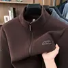 Moletom masculino de fleece espesso e quente, nova moda casual de inverno 2026, jaqueta de cor sólida bordada com gola alta para homens