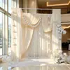 Suprimentos para Decoração de Quarto Nupcial de Casamento Estilo Romântico Simples Cortinas de Tecido Branco Decorações com Flores Artificiais para Fundo de Casamento ao Ar Livre Roupão de Manhã