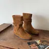 Botas femininas de salto plataforma plissadas 2026 novas botas curtas de outono Maillard retrô versáteis emagrecedoras moda
