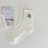 Calcetines Zhuji para mujer, calcetines de longitud media, primavera y verano, estilo americano, marca de moda, calcetines altos bordados, calcetines largos y cortos con bolsa de expresión para mujer, calcetines de algodón