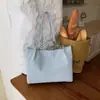 Bolsa feminina de grande capacidade para uso transfronteiriço, nova coleção outono 2026, bolsa de ombro versátil e elegante, bolsa tote moderna e casual para o trabalho e uso diário