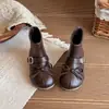 Botas Curtas de Menina Estilo Chanel Elegante com Biqueira Dividida Falsa Botas Martin Outono/Inverno 2026 Lançamento Novo Acolchoado com Veludo Quente Laço Botas Curtas de Princesa