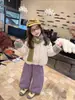 Casaco de algodão grosso estilo coreano com gola de pele sintética para meninas, nova coleção de inverno 2026, agasalho moderno e quente com forro de fleece para bebês e crianças
