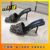 Salto Alto Sexy de Bico Aberto para Garota Quente, Sandálias Elegantes de Bico Quadrado, Sandálias de Uma Tira com Estampa de Leopardo da Nova Moda 2025 para Mulheres