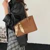 Bolsa de Ombro Única Versátil e Moderna para Mulheres 2026 Inverno Novo Estilo Escritório Lenço Bolsa Tote de Grande Capacidade Atacado