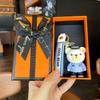 Llavero de oso bombero policía de tráfico de dibujos animados con pegamento goteando, regalos promocionales, accesorios de moda para parejas, cadena colgante linda para mochila escolar