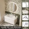 Gabinete de baño de estilo lujo ligero, minimalista y rústico, una combinación de madera maciza para uso doméstico, con un lavabo cerámico integrado para lavarse las manos y la cara