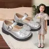 Sapatos de Couro para Meninas 2026 Primavera/Outono Novos Sapatos de Princesa com Laço e Strass para Crianças Sapatos de Dança Macios e Estilosos Tendência