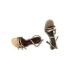 Sapatos Femininos 2026 Chegadas de Verão Sandálias Elegantes Versáteis de Salto Alto com Tira de Fivela e Salto Fino Sandálias de Bico Aberto com Detalhes Metálicos Dourados