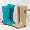 Botas de chuva de cano alto para mulheres, sapatos impermeáveis da moda, botas de chuva longas, sapatos de borracha antiderrapantes para cozinha, cobre-sapatos de trabalho, de altura média